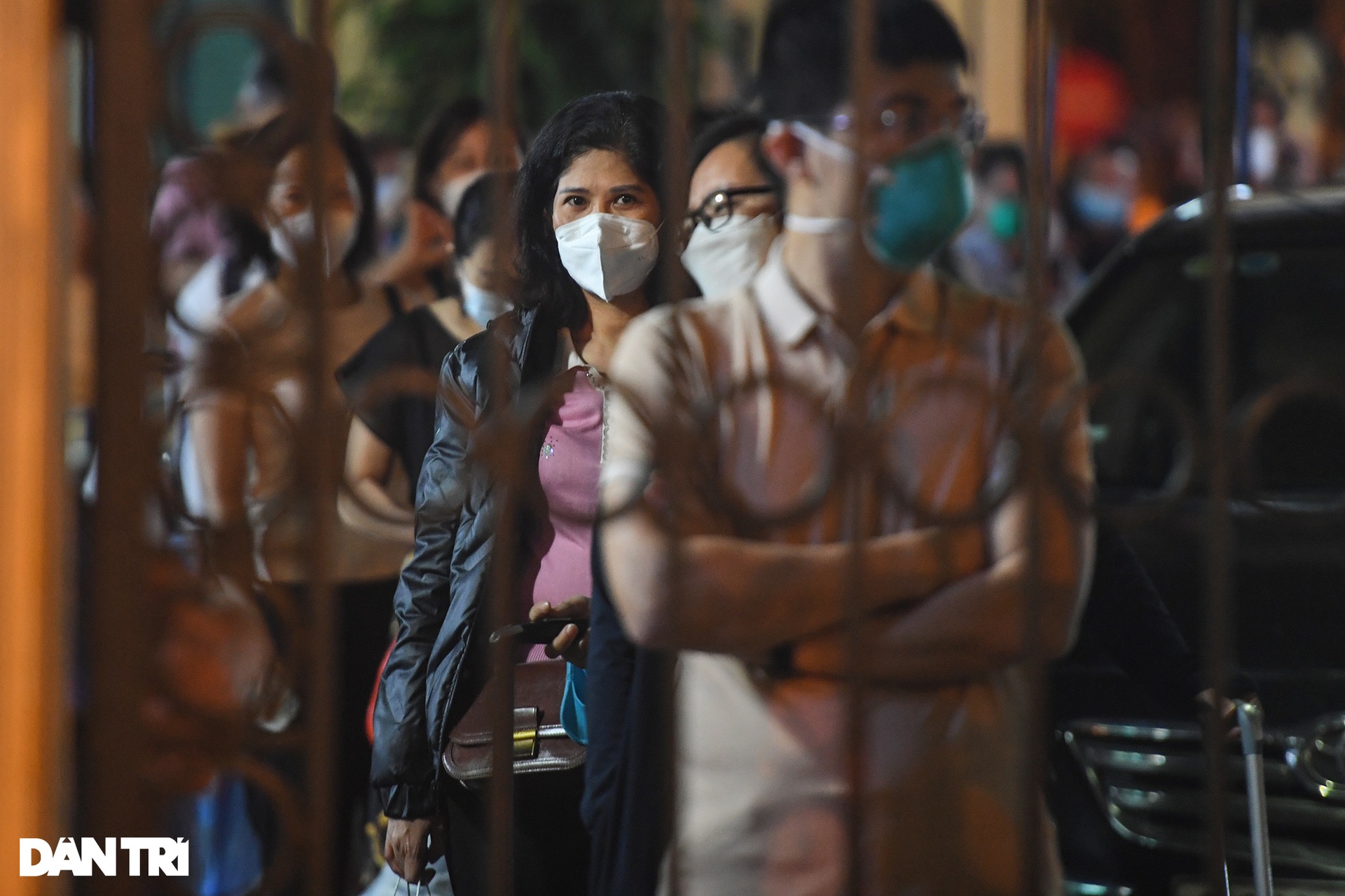 Người dân Hà Nội ra đường phất cờ giữa đêm mừng BV Việt Đức gỡ cách ly - 5 Người dân Hà Nội ra đường phất cờ giữa đêm mừng BV Việt Đức gỡ cách ly - 5