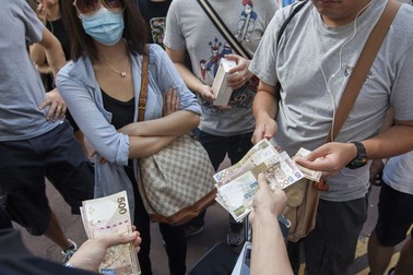 iPhone 7 Plus cháy hàng trong ngày đầu mở bán