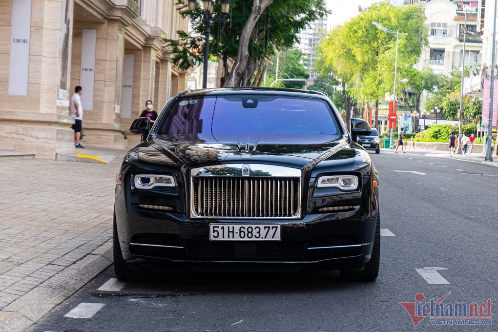 Ngắm Rolls-Royce Wraith hơn 20 tỷ của Cường Đô la xuất hiện trên đường - 4 Ngắm Rolls-Royce Wraith hơn 20 tỷ của Cường Đô la xuất hiện trên đường - 4