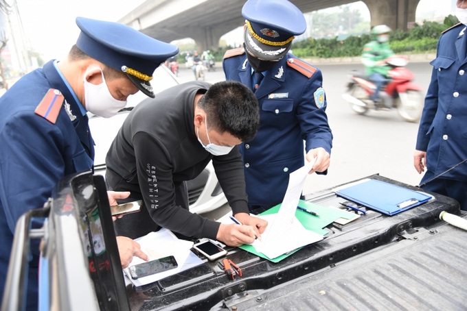 Lực lượng Thanh tra Sở GTVT Hà Nội kiểm tra, xử lý đối với phương tiện hoạt động kinh doanh vận tải hành khách