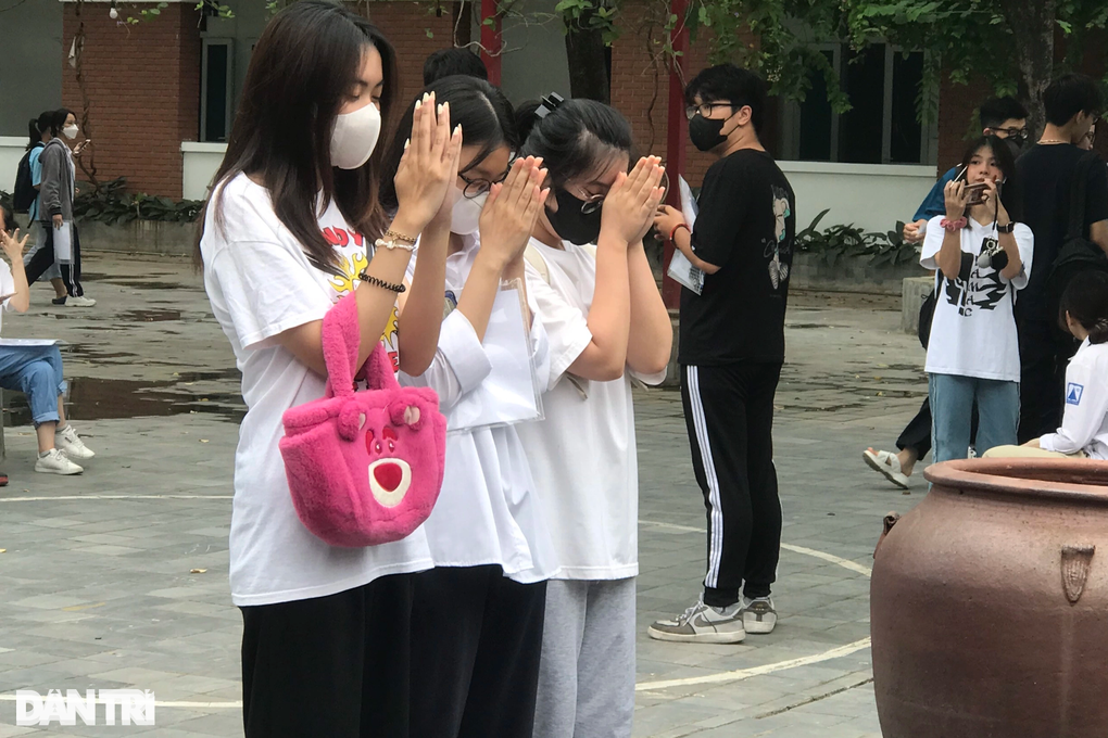 Thí sinh ưu tiên bước chân phải khỏi nhà, cúng chùa cầu may - 1 Thí sinh ưu tiên bước chân phải khỏi nhà, cúng chùa cầu may - 1