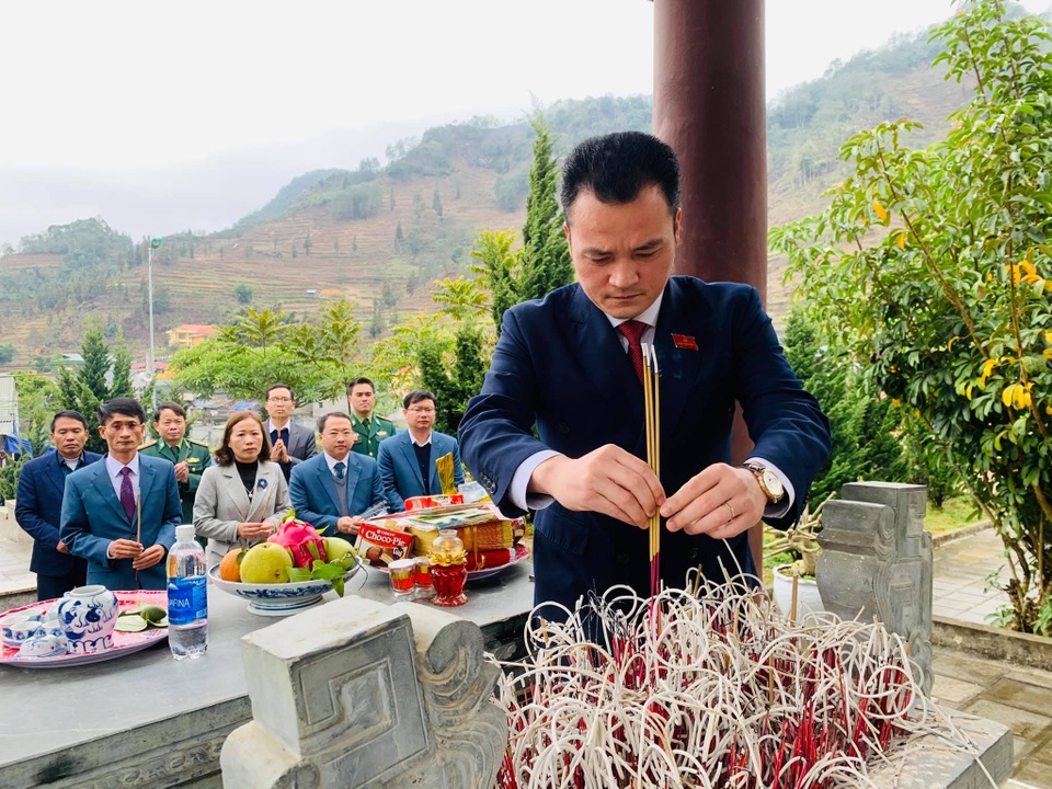 Tư lệnh Bộ đội Biên phòng dâng hương tại Đài tưởng niệm Pò Hèn - 6 Tư lệnh Bộ đội Biên phòng dâng hương tại Đài tưởng niệm Pò Hèn - 6