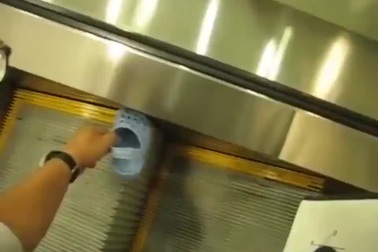 Clip cảnh báo tai nạn có thể xảy ra với trẻ nhỏ đi thang cuốn