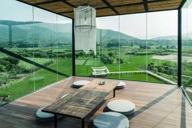 Chán thành phố ngột ngạt, 7 cô gái rủ nhau về quê sống trong ngôi nhà tuyệt đẹp giữa rừng cây