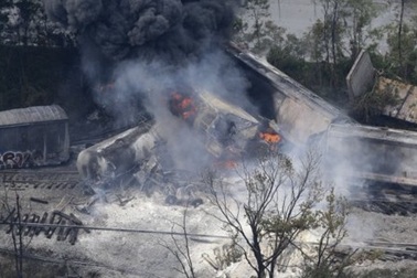 Mỹ: Lật tàu hỏa chở hóa chất gây nổ kinh hoàng