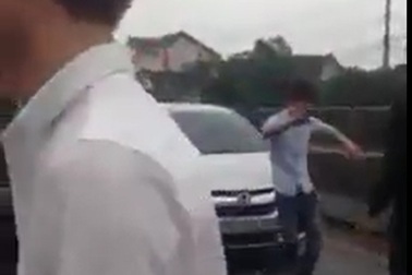 Nhóm thanh niên kéo nhau ra “quẩy” giữa quốc lộ