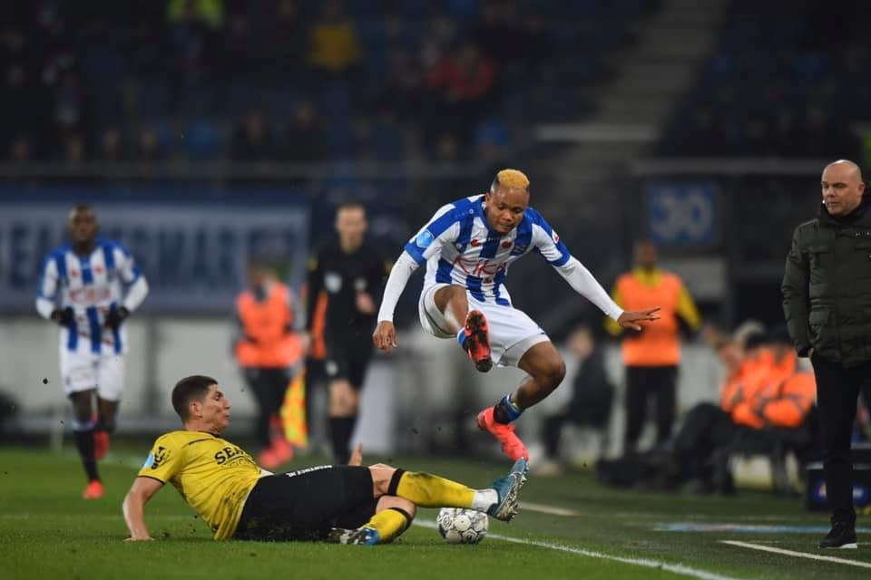 Hậu vệ trái Heerenveen ghi bàn giúp đội nhà giành 1 điểm - 1 Hậu vệ trái Heerenveen ghi bàn giúp đội nhà giành 1 điểm - 1