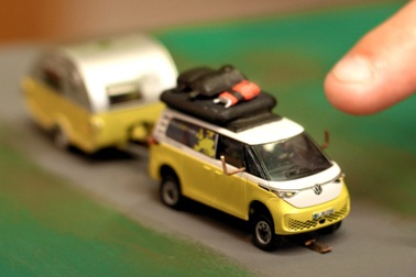 Xe cắm trại mô hình bé bằng ngón tay, có khả năng tự chạy vào chỗ sạc pin