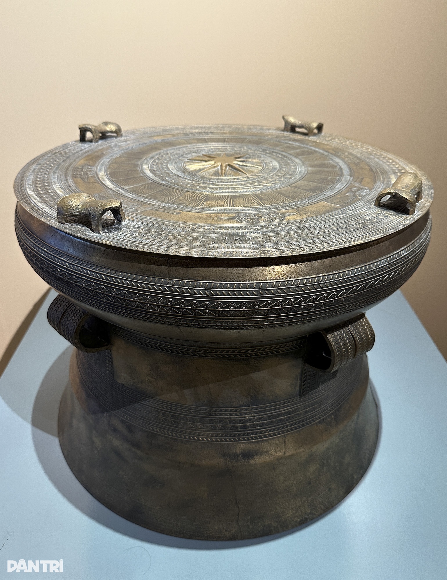 Beundrar den största Dong Son-bronstrumman som någonsin visats upp i Hanoi - 13 Ngắm trống đồng Đông Sơn lớn nhất từ trước đến nay đang trưng bày ở Hà Nội  - 13