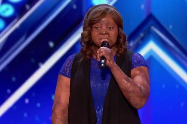 Cô gái sống sót sau tai nạn máy bay gây xúc động