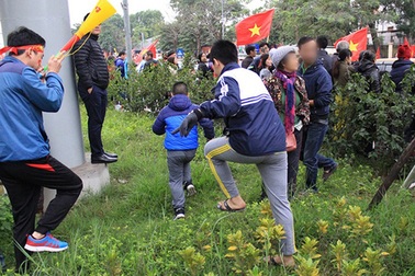 Nhiều cây xanh "biến dạng" dưới chân biển người đón U23 Việt Nam