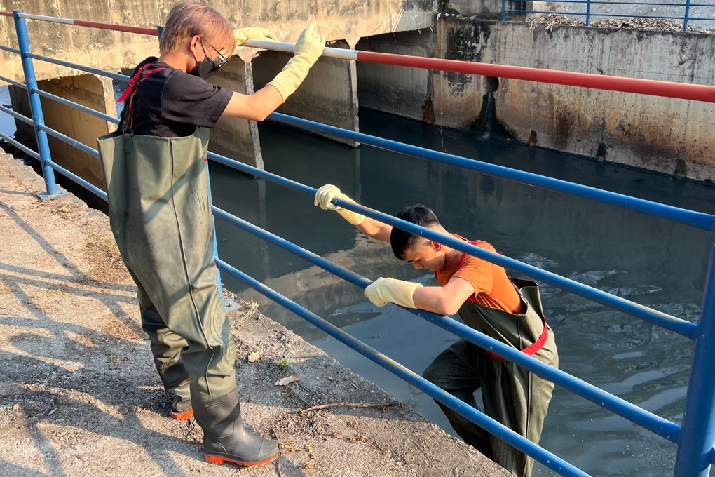 Những chàng trai tự nguyện bơi vào kênh ô nhiễm để gom rác ngày cận Tết - 3 Những chàng trai tự nguyện bơi vào kênh ô nhiễm để gom rác ngày cận Tết - 3