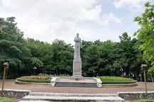 Một phần tượng đài nữ anh hùng liệt sĩ Lê Thị Riêng xuống cấp tại Bạc Liêu!