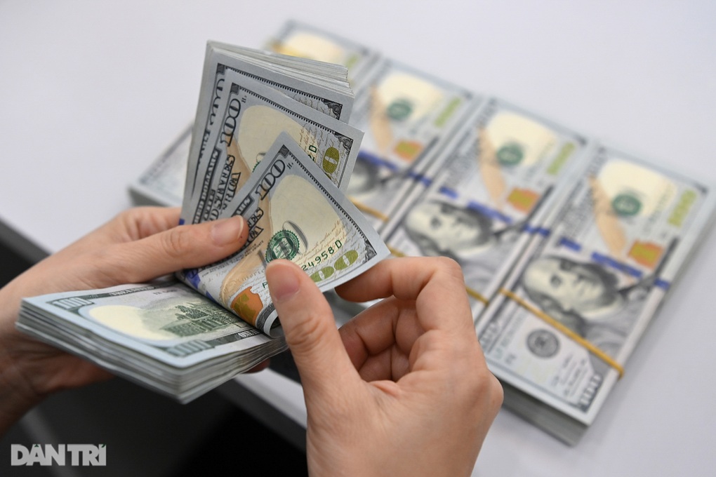 Tỷ giá hạ nhiệt, giá bán USD tại ngân hàng vẫn kịch trần - 1 Tỷ giá hạ nhiệt, giá bán USD tại ngân hàng vẫn kịch trần - 1