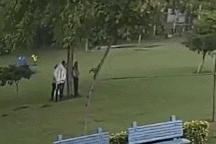 Clip đứng trú mưa bị sét đánh hé lộ sai lầm nghiêm trọng nhiều người mắc