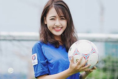 Hot girl Vũ Quỳnh Anh hết mình cổ vũ "Gà trống" Pháp kỳ EURO 2016
