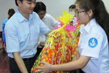 Tặng quà cán bộ Hội Sinh viên có hoàn cảnh khó khăn