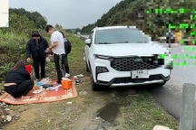 Tài xế ô tô dừng xe, trải chiếu cho gia đình ăn cơm trên đường cao tốc
