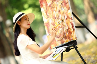 Cô giáo “hot girl” khoe vẻ đẹp mơ màng Hà Nội mùa lá rụng