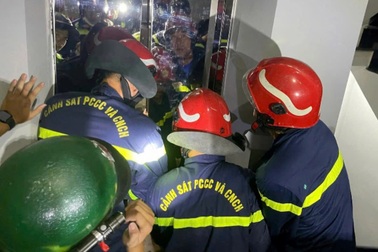 Cảnh sát cứu cô gái kẹt trong thang máy ở TPHCM