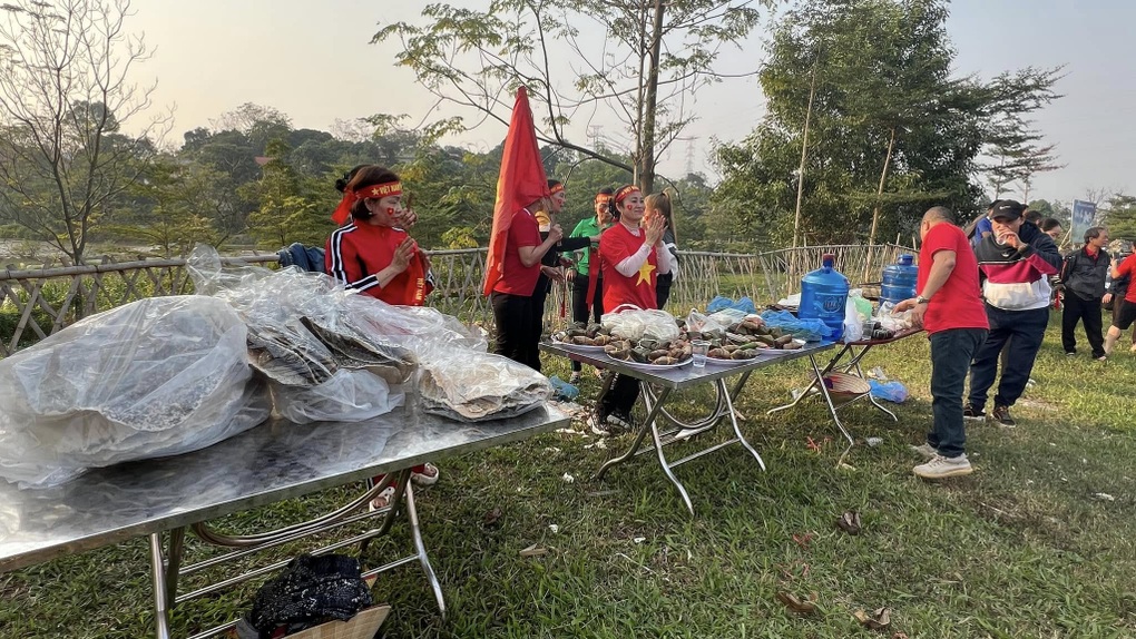 Người dân Việt Trì làm đồ ăn miễn phí chiêu đãi CĐV về cổ vũ tuyển Việt Nam - 2 Người dân Việt Trì làm đồ ăn miễn phí chiêu đãi CĐV về cổ vũ tuyển Việt Nam - 2