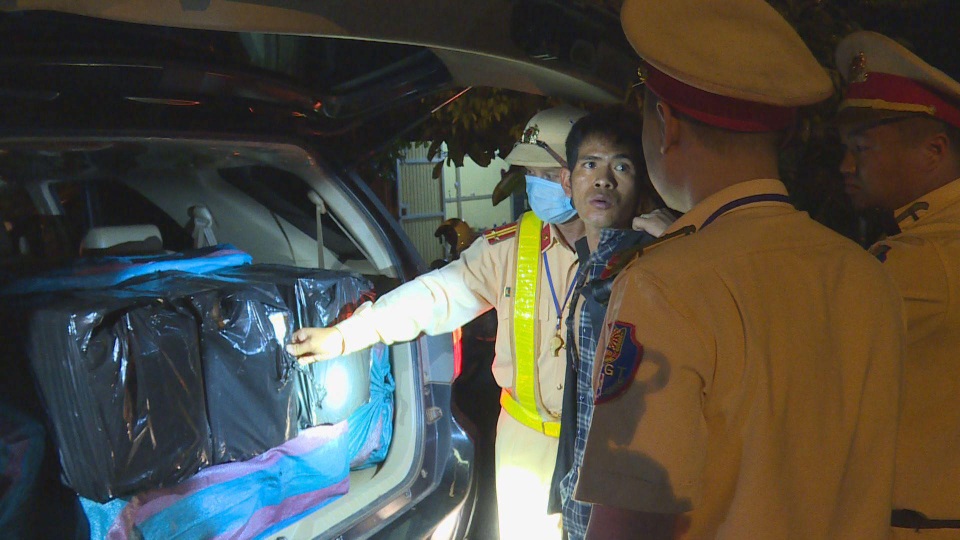 Bắt giữ 7.000 gói thuốc lá lậu đang trên đường đi tiêu thụ - 1