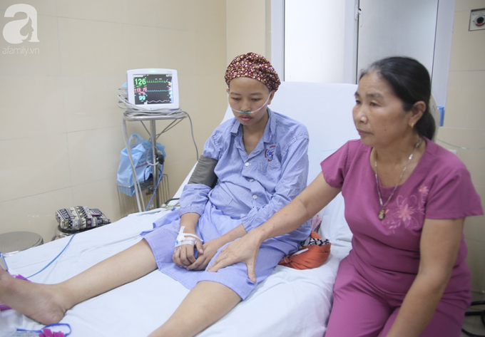 Mẹ của sản phụ bị ung thư, bất chấp nguy hiểm để sinh con: Tôi chỉ mong hai mẹ con nó được bình an trở về nhà - Ảnh 3. Mẹ của sản phụ bị ung thư, bất chấp nguy hiểm để sinh con: Tôi chỉ mong hai mẹ con nó được bình an trở về nhà - Ảnh 3.