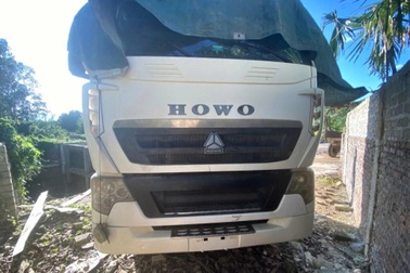 Thấy ô tô đỗ lâu không ai nhận, chủ gara rủ nhân viên mang đi bán