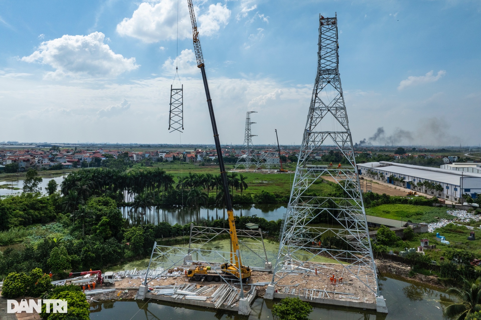 Công nhân đội nắng 40 độ C, treo mình giữa lưng trời xây đường điện 500kV - 2 Công nhân đội nắng 40 độ C, treo mình giữa lưng trời xây đường điện 500kV - 2