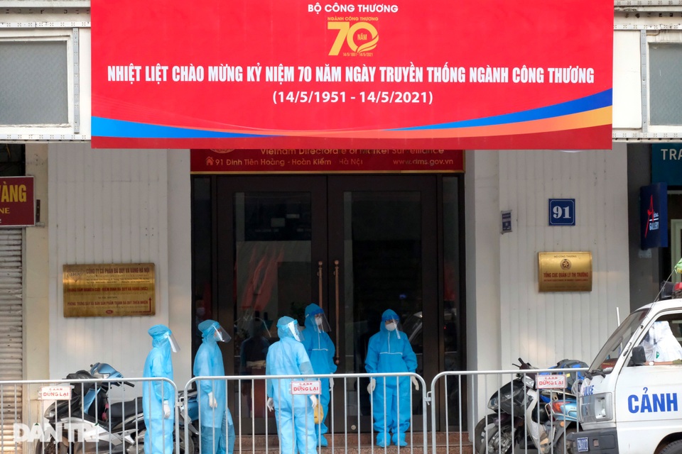Cách ly y tế tòa nhà 91 Đinh Tiên Hoàng ngay sát hồ Gươm do dịch Covid-19 - 2 Cách ly y tế tòa nhà 91 Đinh Tiên Hoàng ngay sát hồ Gươm do dịch Covid-19 - 2