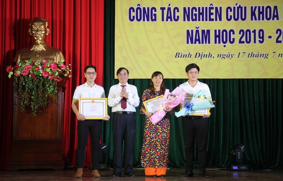 Trường ĐH Quy Nhơn trao giấy khen đến sinh viên nghiên cứu khoa học - 2 Trường ĐH Quy Nhơn trao giấy khen đến sinh viên nghiên cứu khoa học - 2