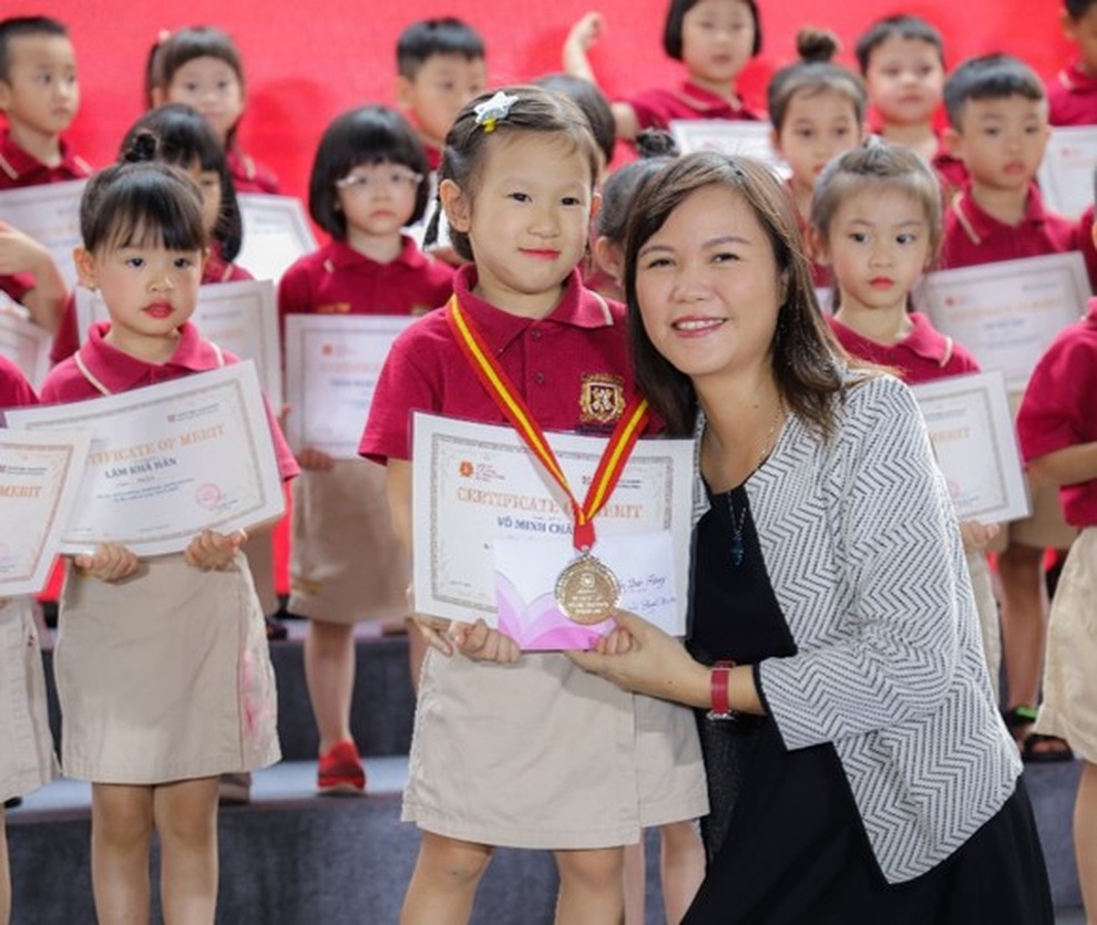 Đằng sau những suất học bổng và những tấm bằng khen - 5 Đằng sau những suất học bổng và những tấm bằng khen - 5