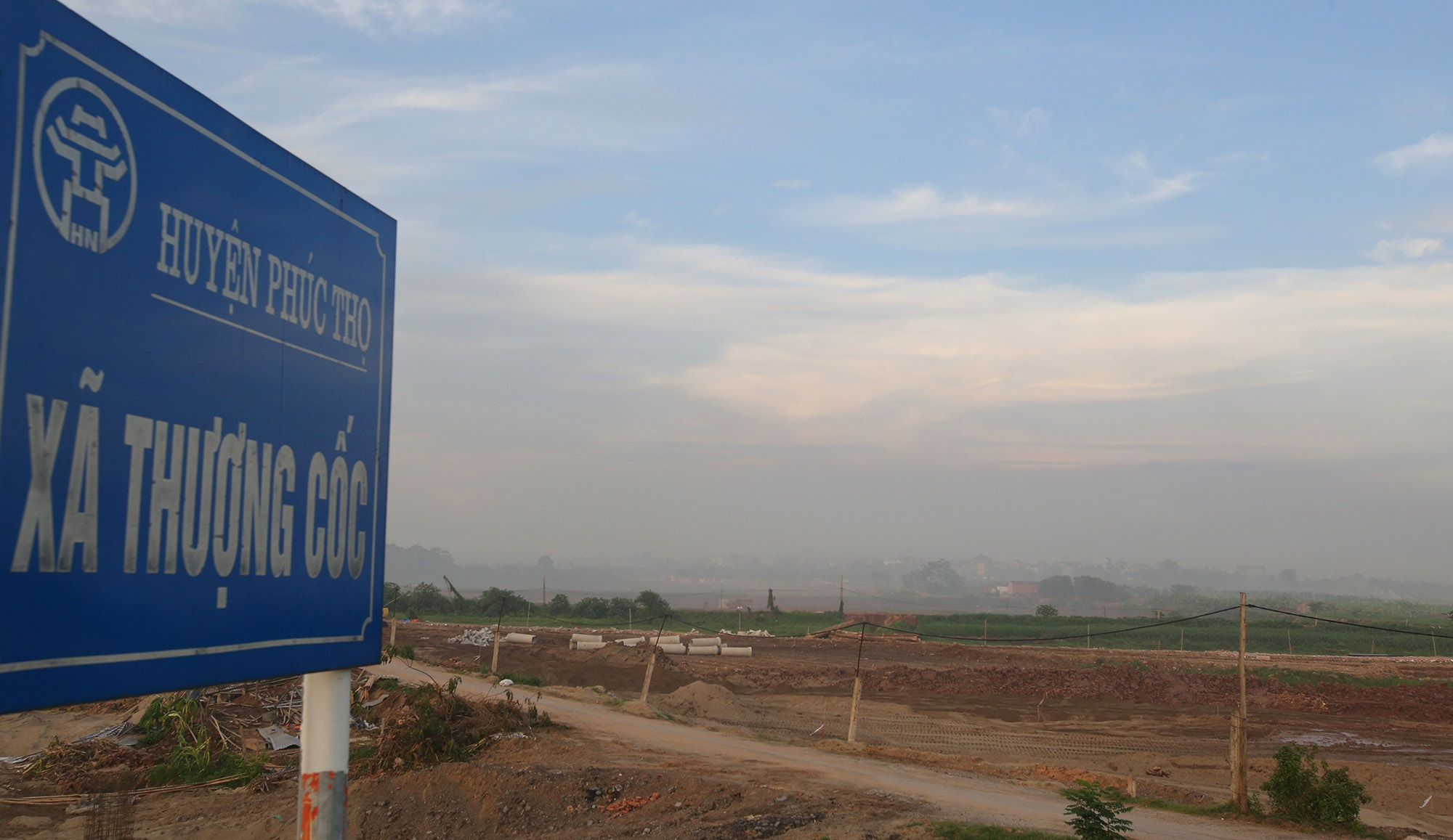 Cảnh khói trắng đặc quánh bao phủ cửa ngõ Hà Nội - 14