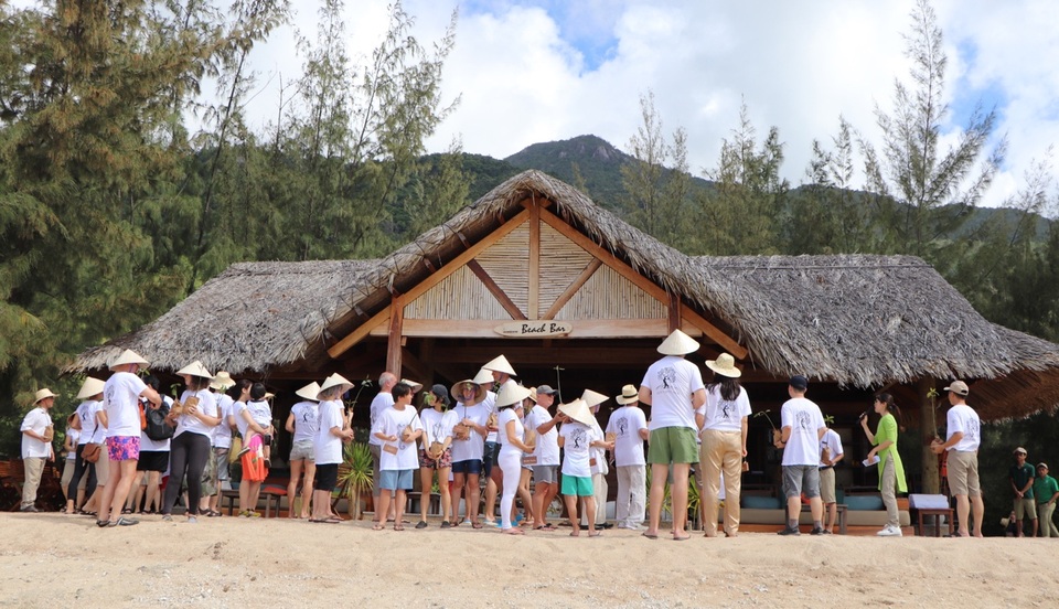 Khu nghỉ dưỡng L’Alya Ninh Vân Bay cùng du khách hưởng ứng phong trào trồng rừng ngập mặn - 1 Khu nghỉ dưỡng L’Alya Ninh Vân Bay cùng du khách hưởng ứng phong trào trồng rừng ngập mặn - 1