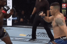 Xuất hiện võ sĩ chân cứng hơn sắt, đối thủ đá vào gãy ống đồng