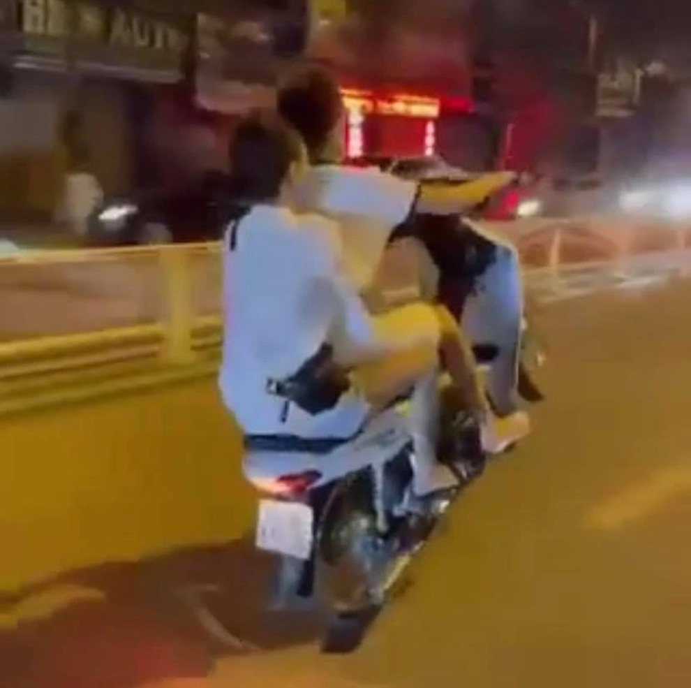 Triệu tập đôi nam nữ bốc đầu xe máy chạy diễu phố - 1 Triệu tập đôi nam nữ bốc đầu xe máy chạy diễu phố - 1