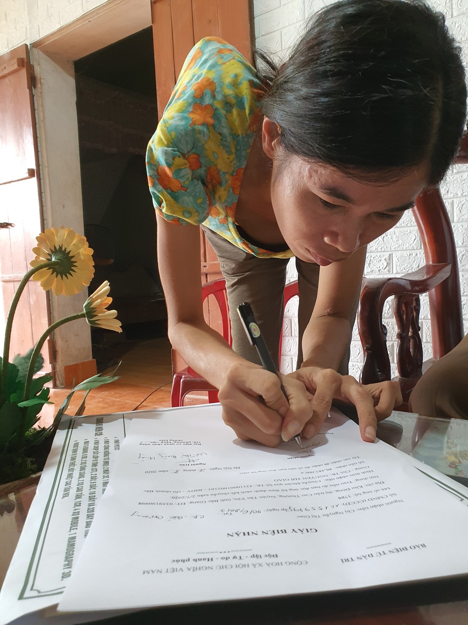 Bạn đọc Dân trí giúp đỡ cô gái lưng cong vẹo hơn 130 triệu đồng - 2 Bạn đọc Dân trí giúp đỡ cô gái lưng cong vẹo hơn 130 triệu đồng - 2