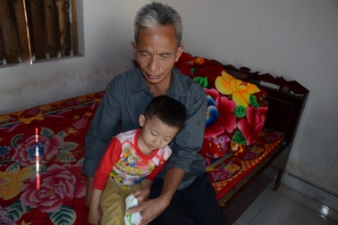 Tình cảnh bi đát của bé 4 tuổi cùng lúc mắc bệnh tim bẩm sinh và u thận