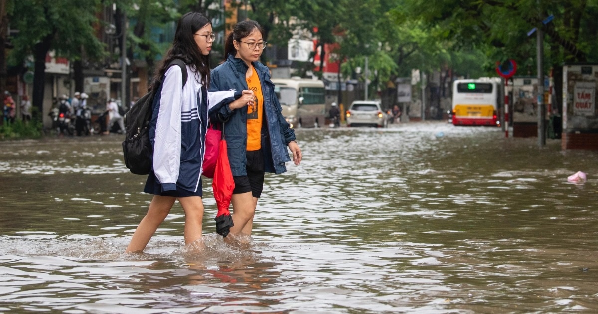 View - Hà Nội: Mưa ngập khắp nơi, ùn tắc nhiều đường, phố | Báo Dân trí