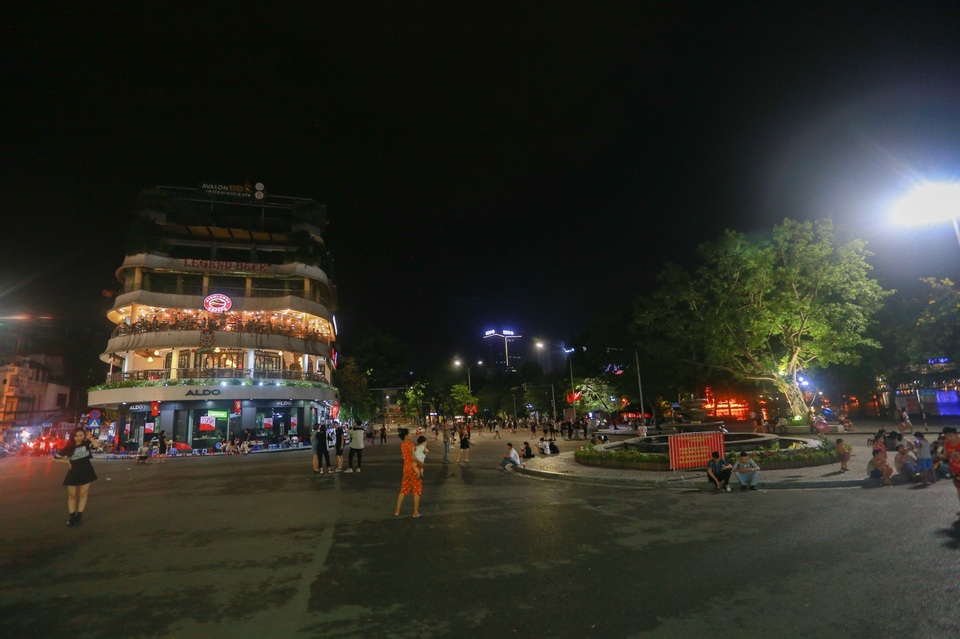 Cơn mưa bất chợt trong ngày đầu phố đi bộ hồ Gươm hoạt động trở lại - 20 Cơn mưa bất chợt trong ngày đầu phố đi bộ hồ Gươm hoạt động trở lại - 20