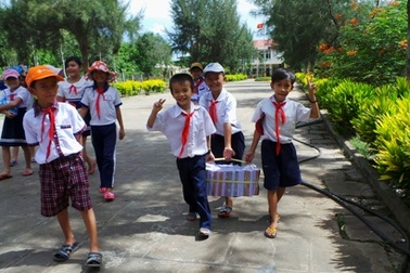 2.000 cuốn vở đến với các em học sinh nghèo huyện Thới Lai