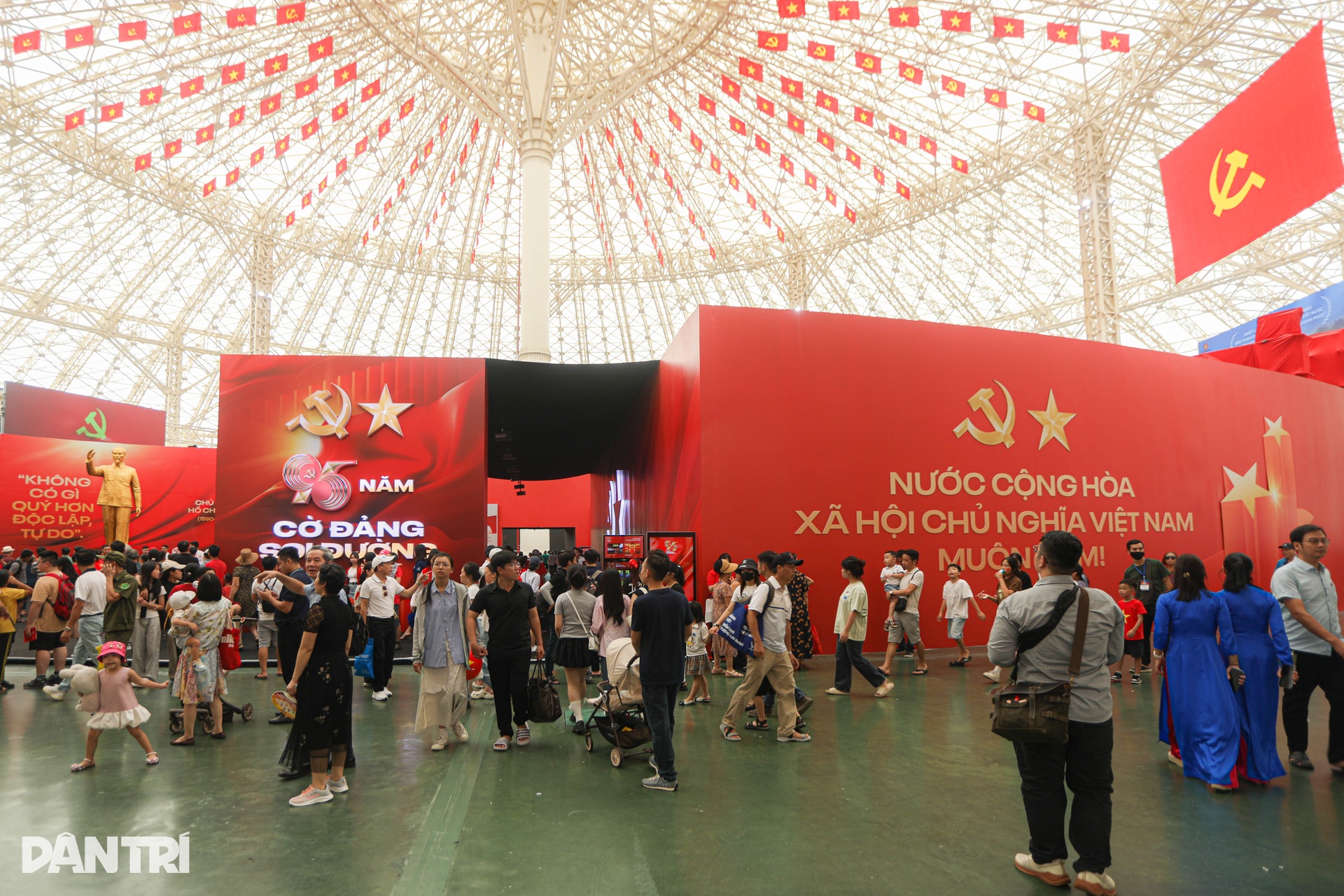 Cụ ông 90 tuổi xếp hàng trải nghiệm lịch sử bằng công nghệ thực tế ảo - 13 Cụ ông 90 tuổi xếp hàng trải nghiệm lịch sử bằng công nghệ thực tế ảo - 13