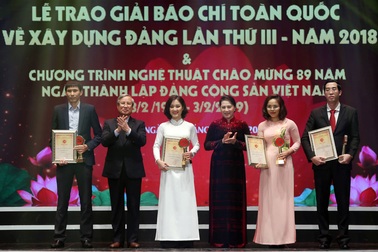 Nhiều tác phẩm Búa liềm vàng thể hiện lao động không ngừng nghỉ của nhà báo