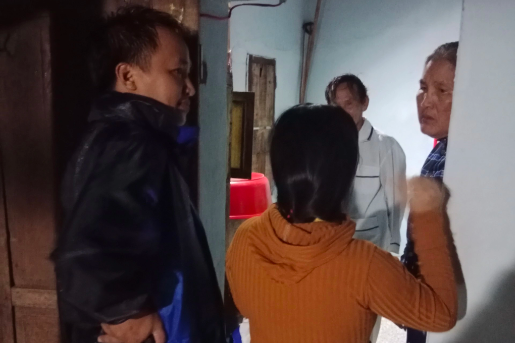 Sơ tán khẩn cấp 20 hộ dân do sóng biển giật mạnh - 2 Sơ tán khẩn cấp 20 hộ dân do sóng biển giật mạnh - 2