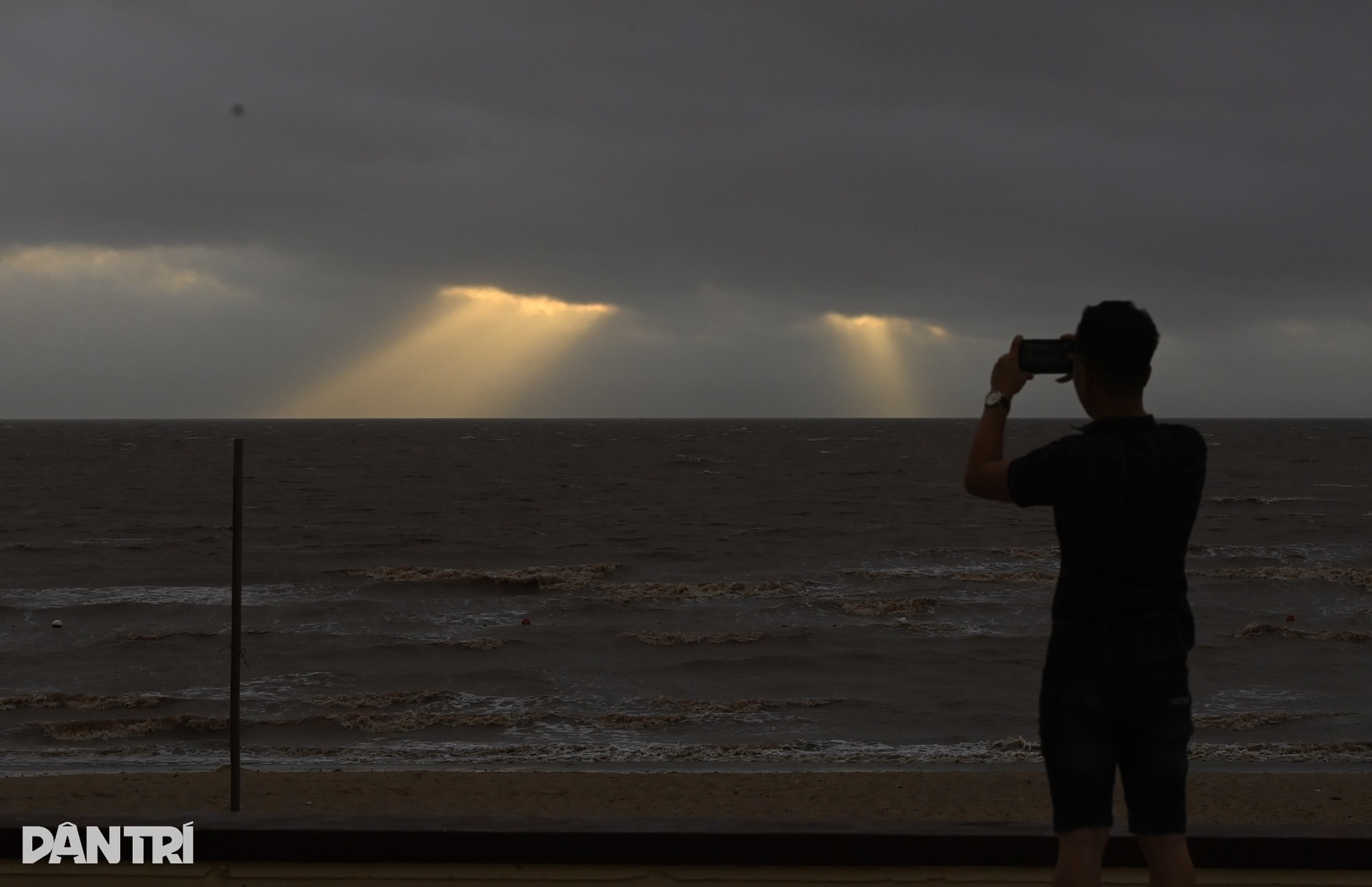 Trời đẹp, nhiều người Hải Phòng ra biển check-in bão bị yêu cầu quay xe - 1