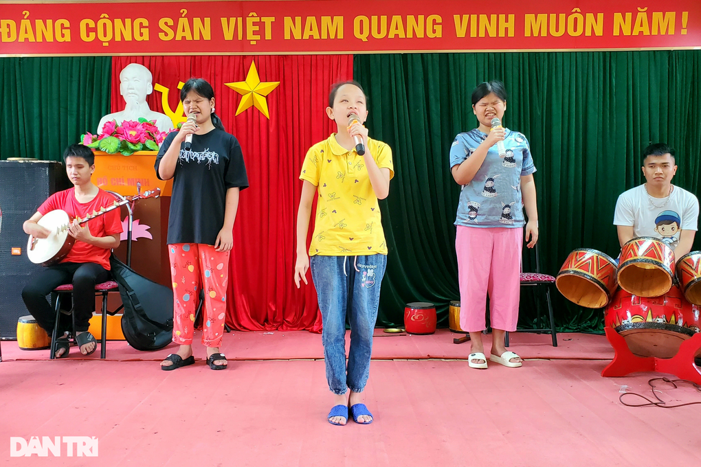 Chàng trai mù chơi thuần thục 4 loại nhạc cụ - 4 Chàng trai mù chơi thuần thục 4 loại nhạc cụ - 4