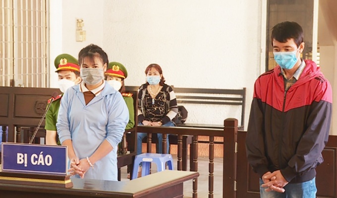 Bị cáo Nguyễn Thị Bích Vi (bên trái), Lê Văn Đoàn ( bên phải) tại phiên tòa sơ thẩm