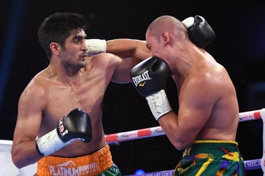 Võ sĩ Ấn Độ nhường đai vô địch cho đối thủ Trung Quốc