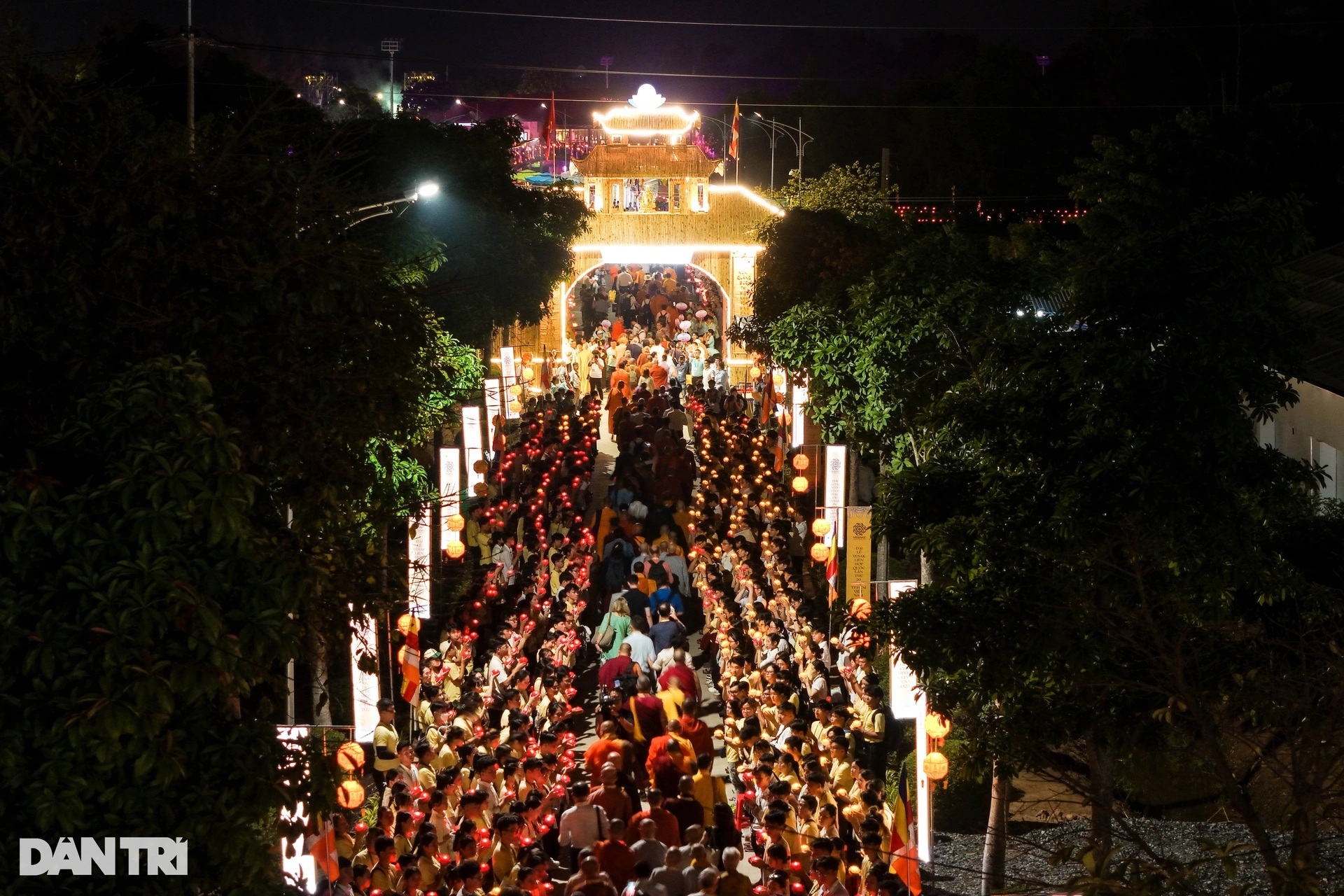 Dư âm Vesak 2025: Niềm vui chiêm bái xá lợi và ước vọng hòa bình - 5 Dư âm Vesak 2025: Niềm vui chiêm bái xá lợi và ước vọng hòa bình - 5