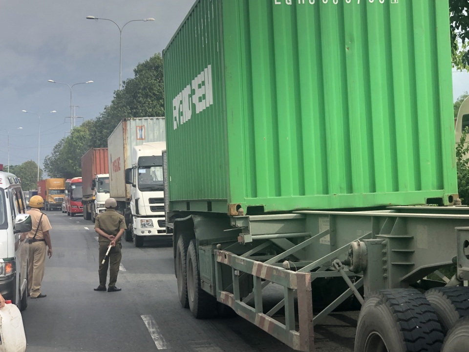 Phi xe máy vào làn ô tô, nam thanh niên bị xe tải cán chết thảm - 4 Phi xe máy vào làn ô tô, nam thanh niên bị xe tải cán chết thảm - 4